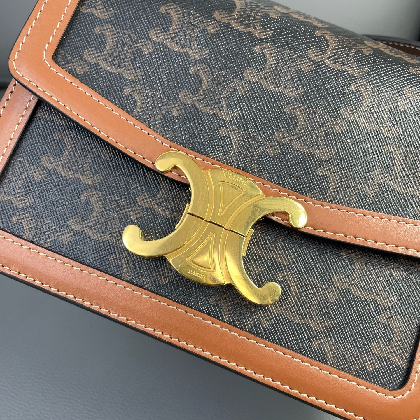 Very Good ( Rank A) ｜ CELINE Triomphe Teen Shoulder Bag