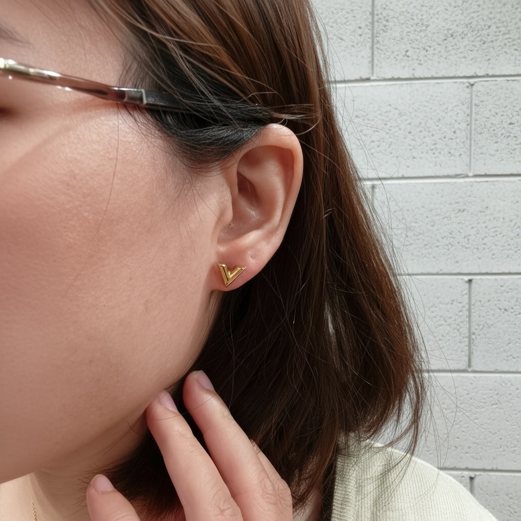 Include Authentic Detective Certificate of Authenticity｜Very Good ( Rank A) ｜ Louis Vuitton Collier Essential V Earrings ｜26042007