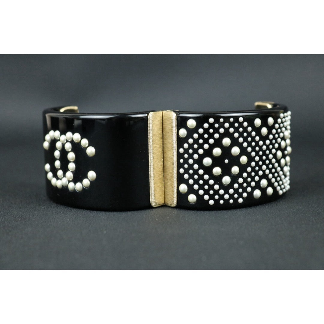 Include Authentic Detective Certificate of Authenticity｜Very Good ( Rank A) ｜ CHANEL Coco Mark Pearl Acrylic Bracelet ｜S26053004