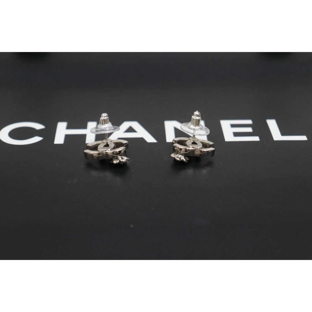 Very Good ( Rank A) ｜ CHANEL 07P Coco Mark  Black Enamel Camellia Earrings Made In 2007Year ｜26022401
