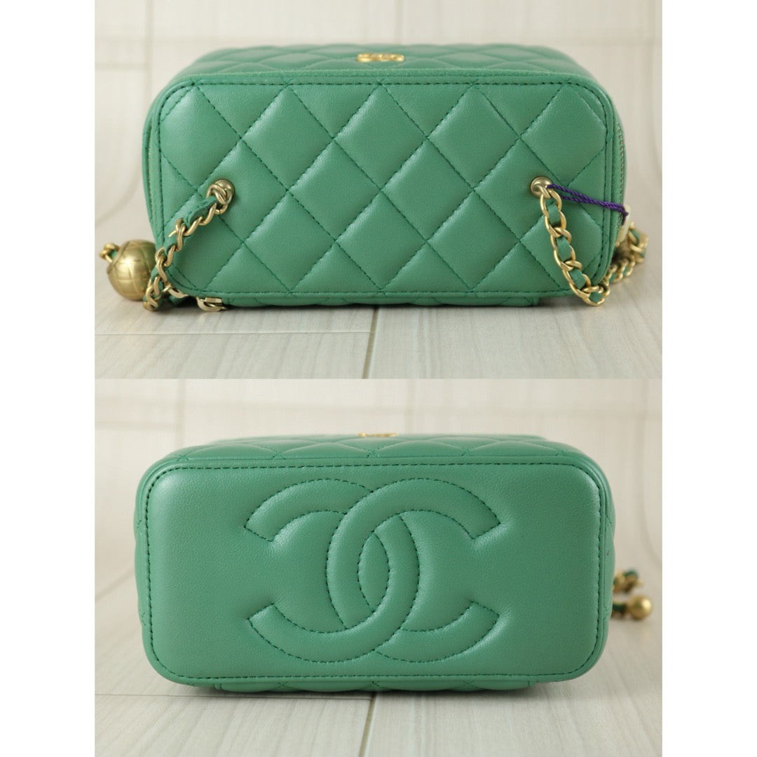 Very Good ( Rank A)｜ CHANEL Matrasse Lamb Skin Vanity Shoulder Bag Green｜R24111208