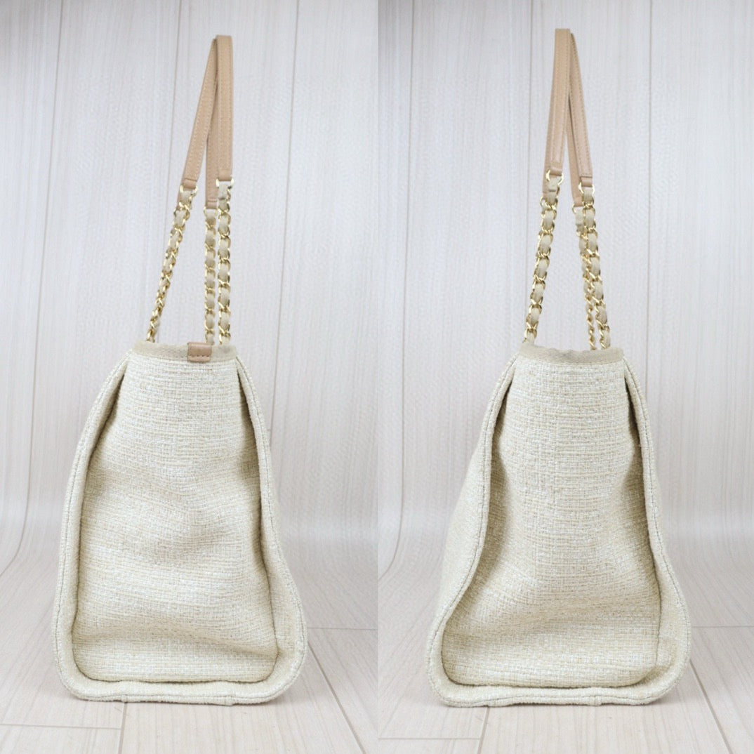 Very Good ( Rank A)｜ CHANEL Canvas Tote Bag White Beige   Made In 2018-2019 Year｜24080505