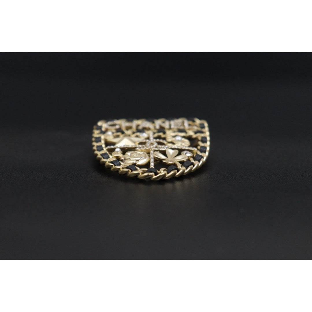 Include Authentic Detective Certificate of Authenticity｜Very Good ( Rank A)｜ CHANEL 21A Coco Mark Shield Brooch Made In 2021Year ｜26052007