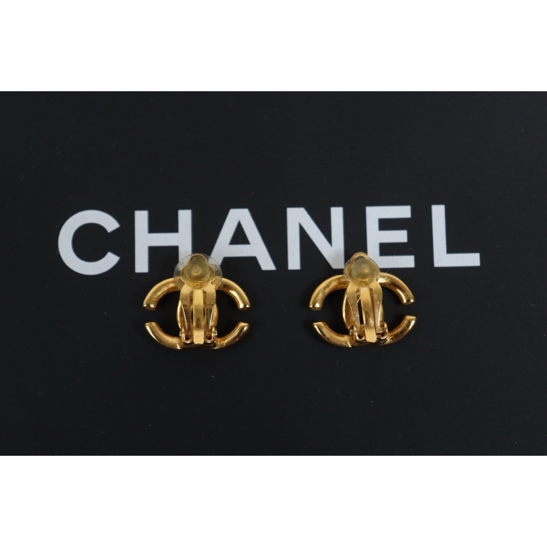 Include Authentic Detective Certificate of Authenticity｜Very Good ( Rank A) ｜CHANEL 01P Coco Mark Golden Earrings Made In 2001 Year ｜26060805