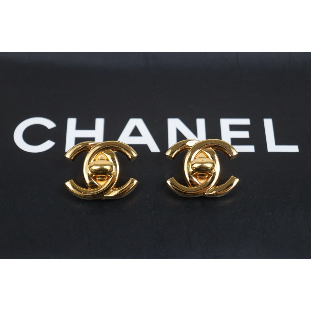 Include Authentic Detective Certificate of Authenticity｜Very Good ( Rank A) ｜CHANEL 96A Vintage 18K Gold Plating Earrings Made In 1996 Year GM｜26031908