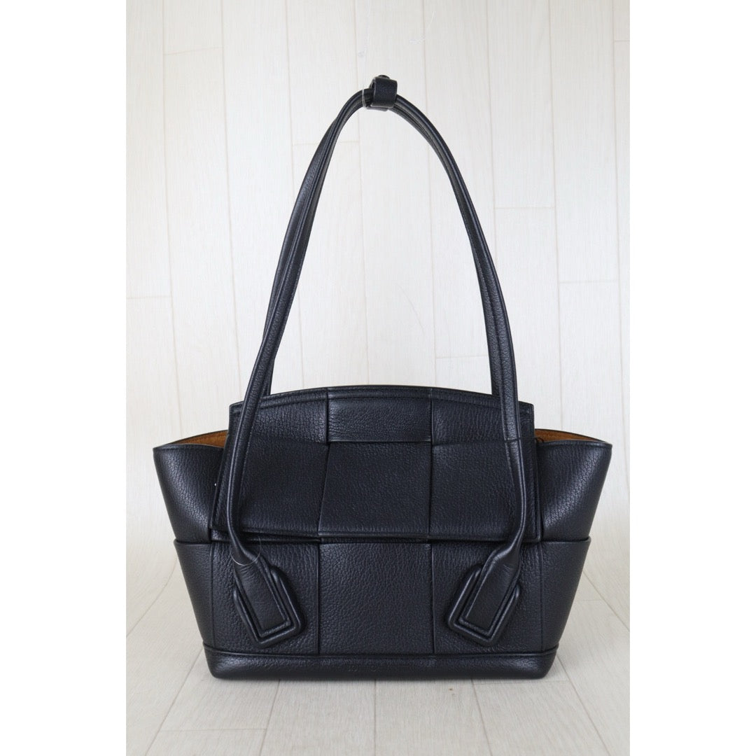 Include Entrupy Certificate of Authenticity｜Very Good ( Rank A)｜ Bottega Veneta Arco 33 Calfskin Camel Shoulder Bag Black｜Z26100203