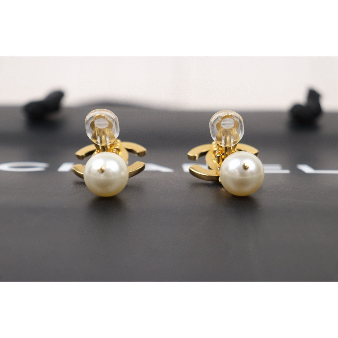 Excellent（Rank SA）｜CHANEL Vintage 18K Gold Plating Pearl Earrings  Made In 1996Year ｜24122629