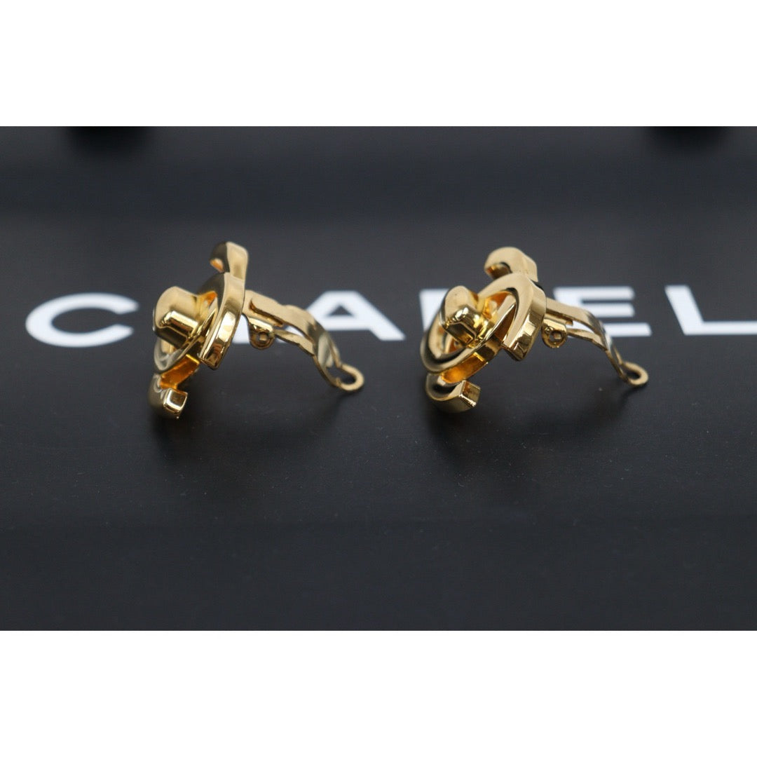 Include Authentic Detective Certificate of Authenticity｜Very Good ( Rank A) ｜CHANEL 96A Vintage 18K Gold Plating Earrings Made In 1996 Year GM｜26031908