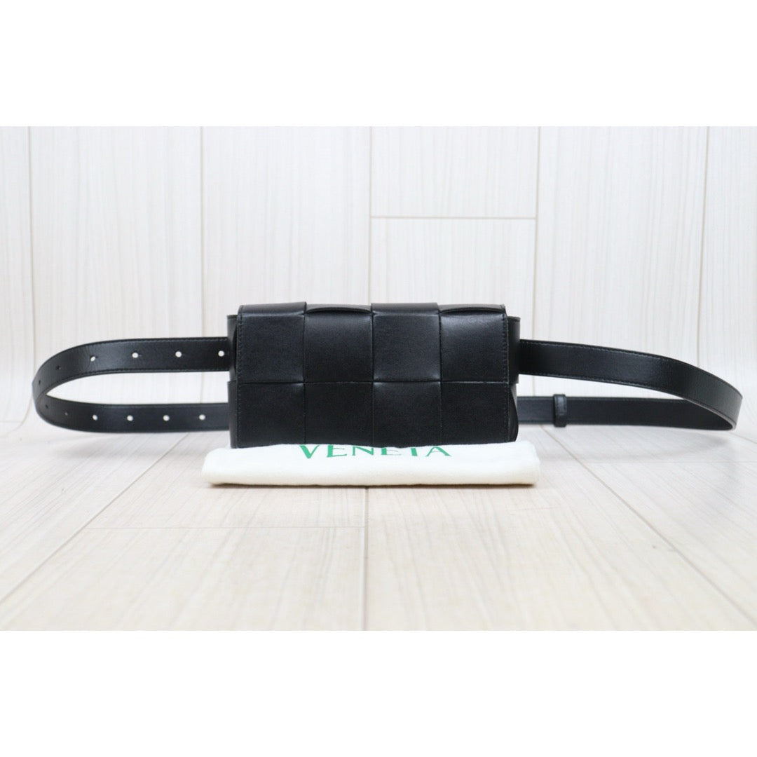 First installment 1/4｜ Very Good ( Rank A)｜ Bottega Veneta Calf Leather Belt Cassette Shoulder Bag Body Bag Waist Bag  Black IC Chips Model ｜S25071014