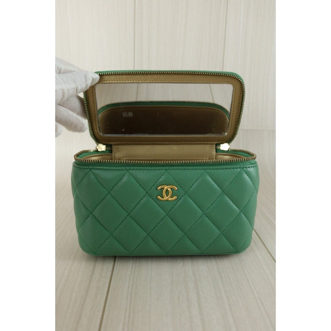 Very Good ( Rank A)｜ CHANEL Matrasse Lamb Skin Vanity Shoulder Bag Green｜R24111208