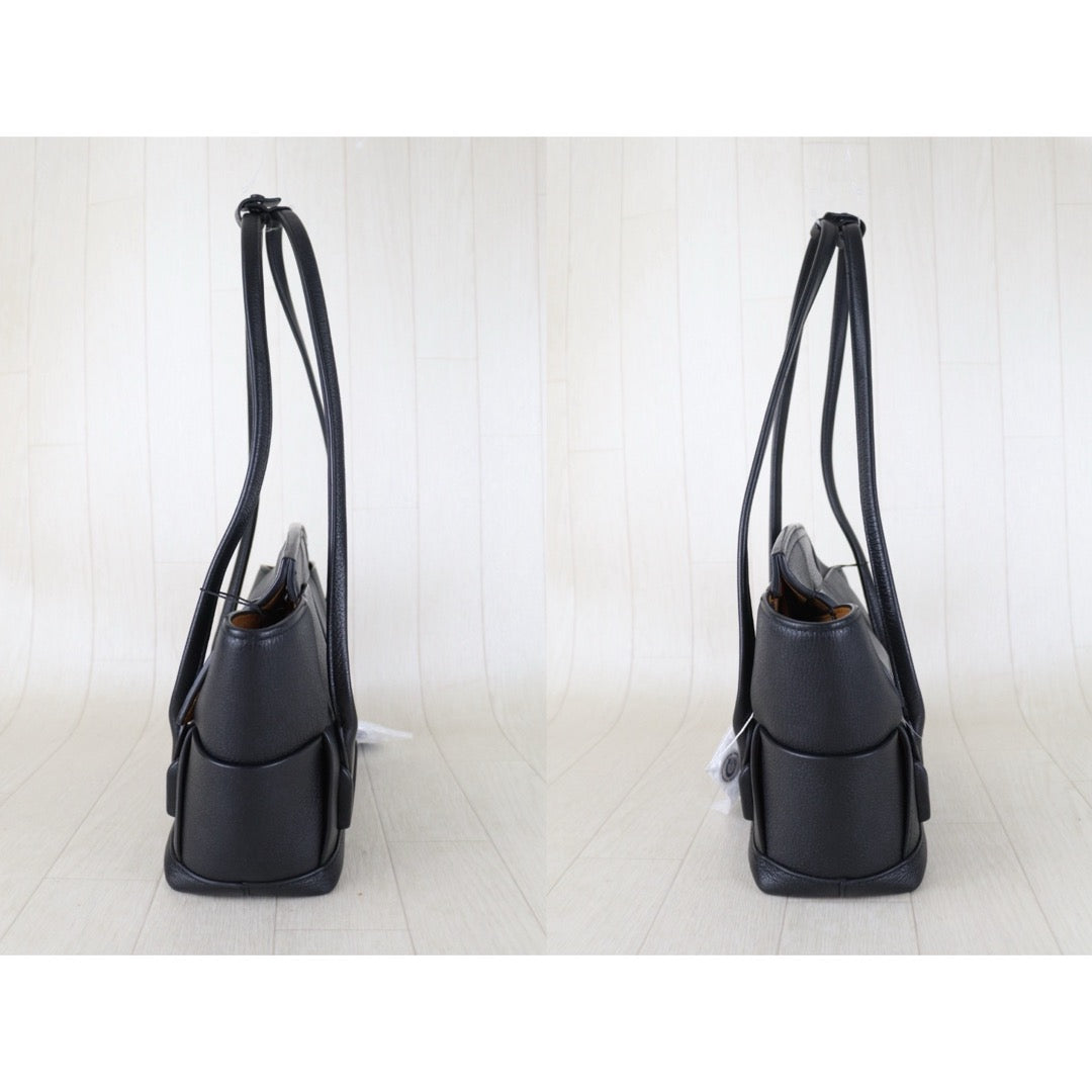 Include Entrupy Certificate of Authenticity｜Very Good ( Rank A)｜ Bottega Veneta Arco 33 Calfskin Camel Shoulder Bag Black｜Z26100203