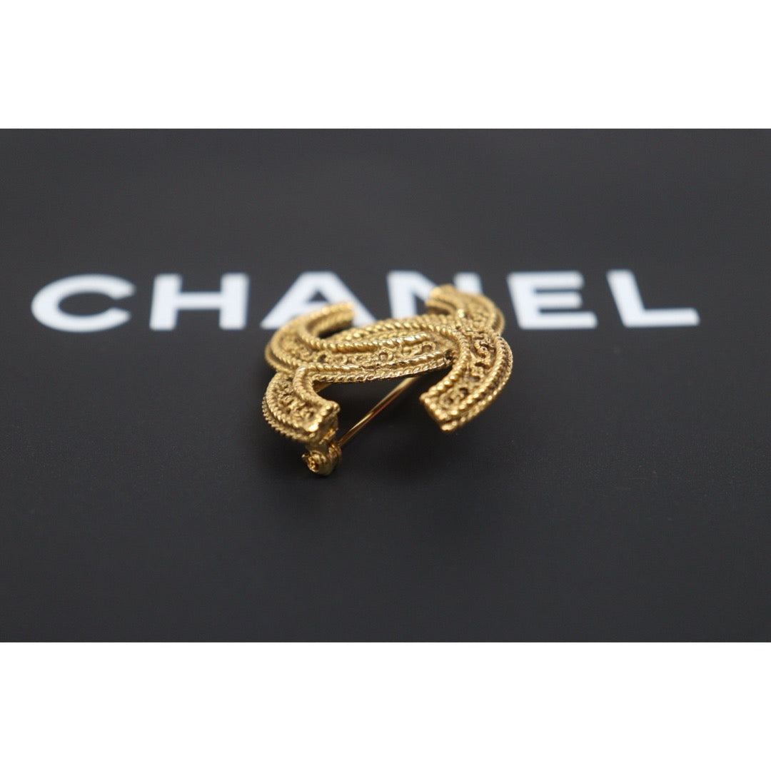 Include Authentic Detective Certificate of Authenticity｜Very Good ( Rank A)｜ CHANEL Vintage Coco Mark Engraved Brooch ｜26062905