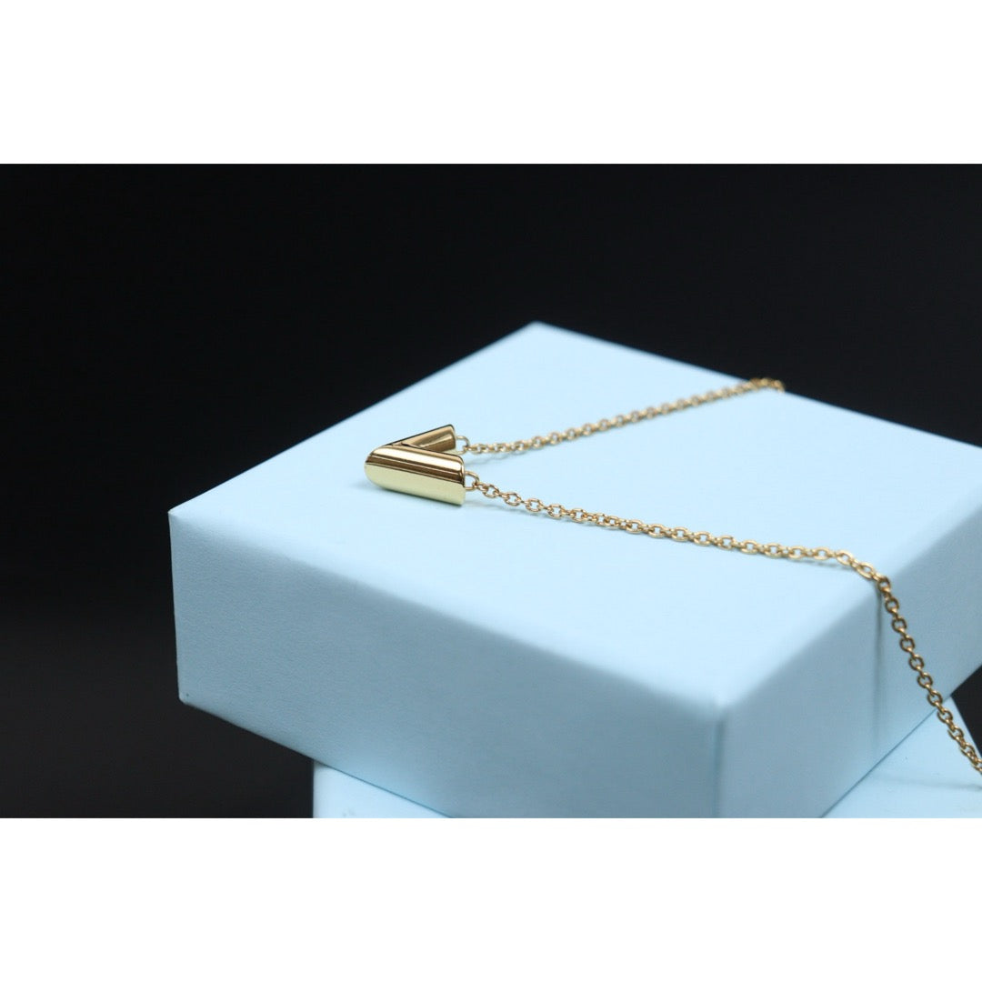 Include Authentic Detective Certificate of Authenticity｜Very Good ( Rank A) ｜  Louis Vuitton Collier Essential V Necklace ｜26041306