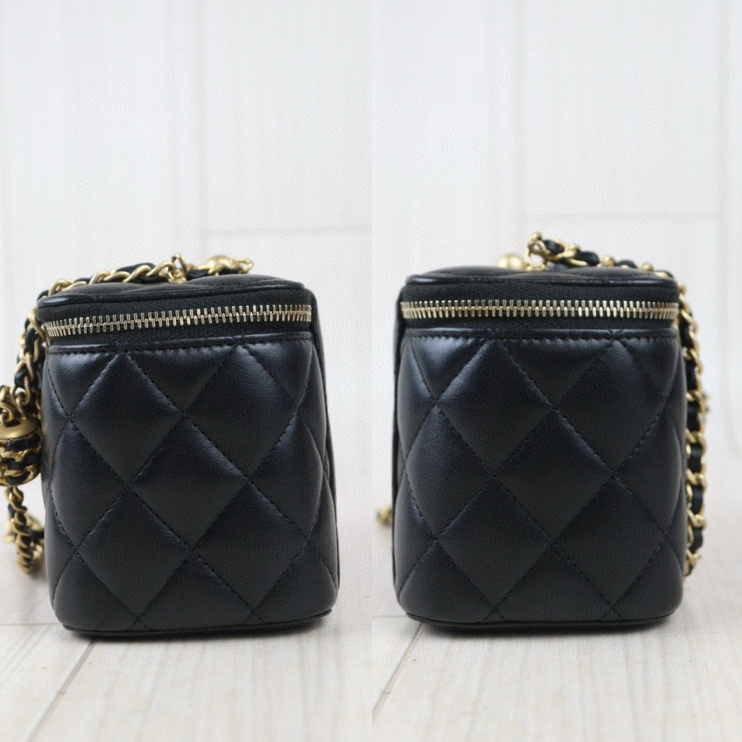 Very Good ( Rank A)｜ CHANEL Matrasse Lamb Skin Vanity Shoulder Bag  Made In 2022～2023Year ｜P24083011