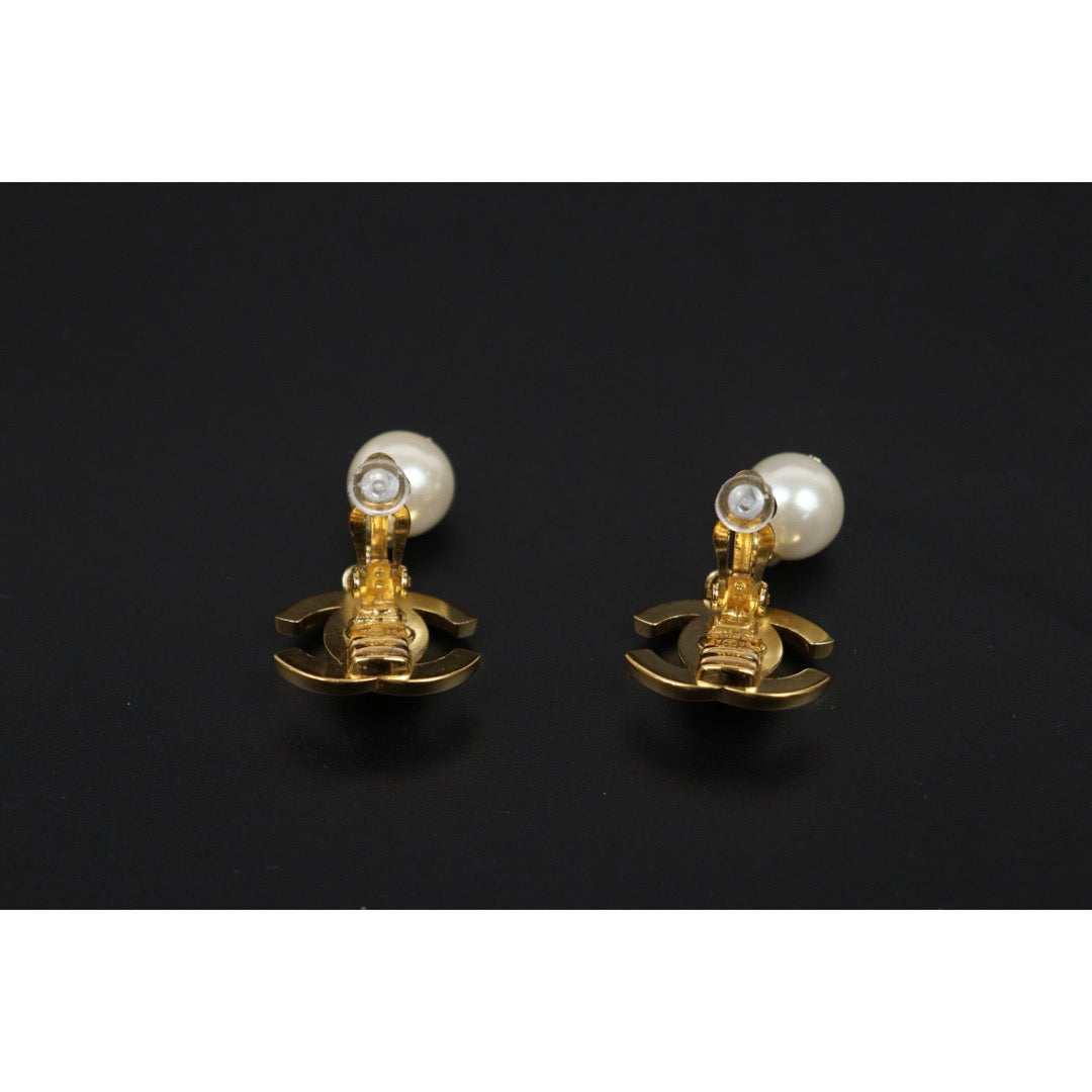 Very Good ( Rank A) ｜CHANEL 96A 18K Gold Plating Pearl Earrings Made In 1996 Year｜25122304