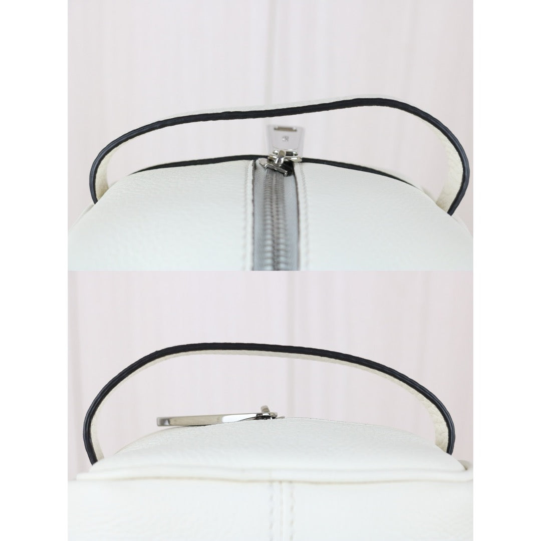 Excellent（Rank SA）｜ FENDI Calf Leather dopp kit Make-up bag With Passport Cover White｜X25081507