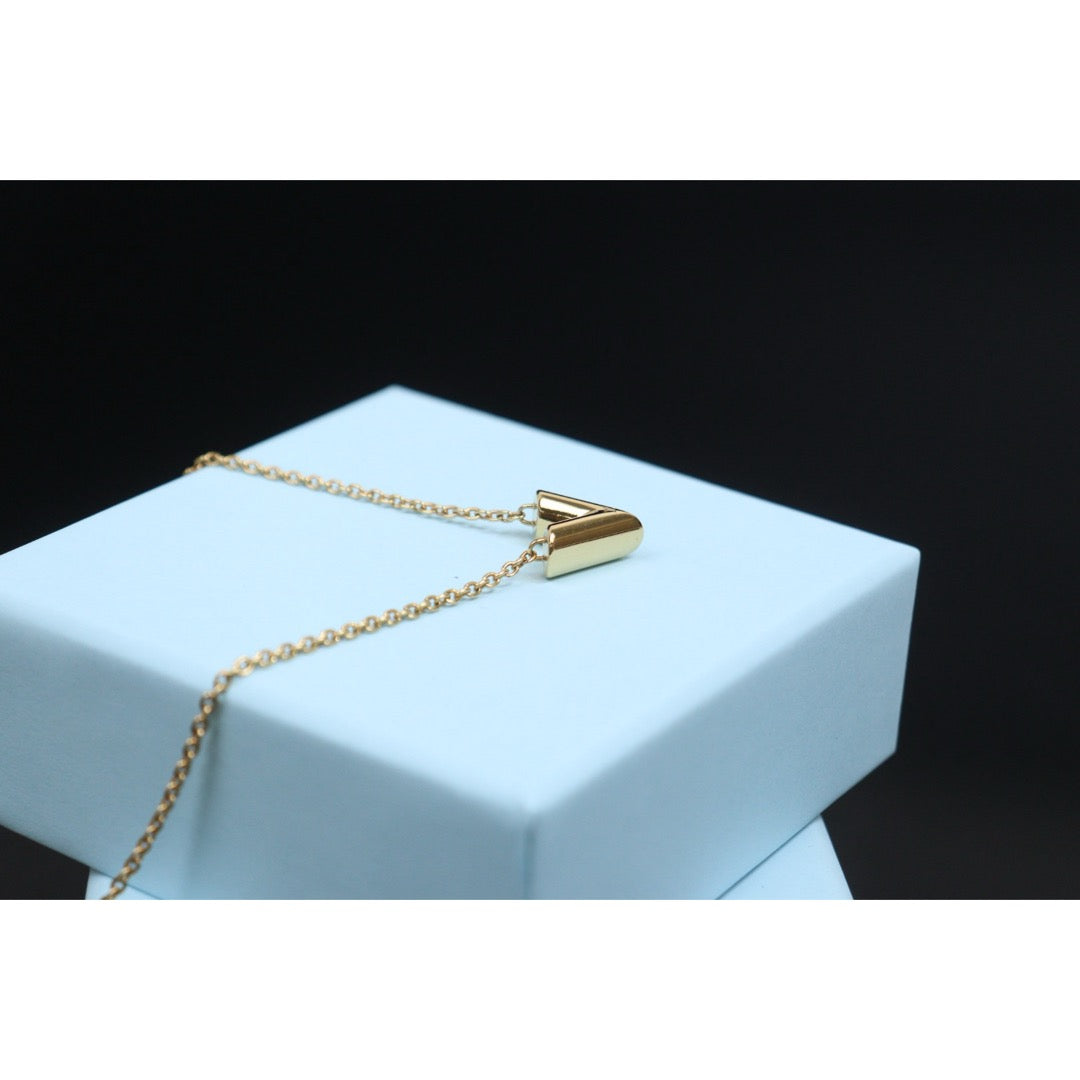 Include Authentic Detective Certificate of Authenticity｜Very Good ( Rank A) ｜  Louis Vuitton Collier Essential V Necklace ｜26041306