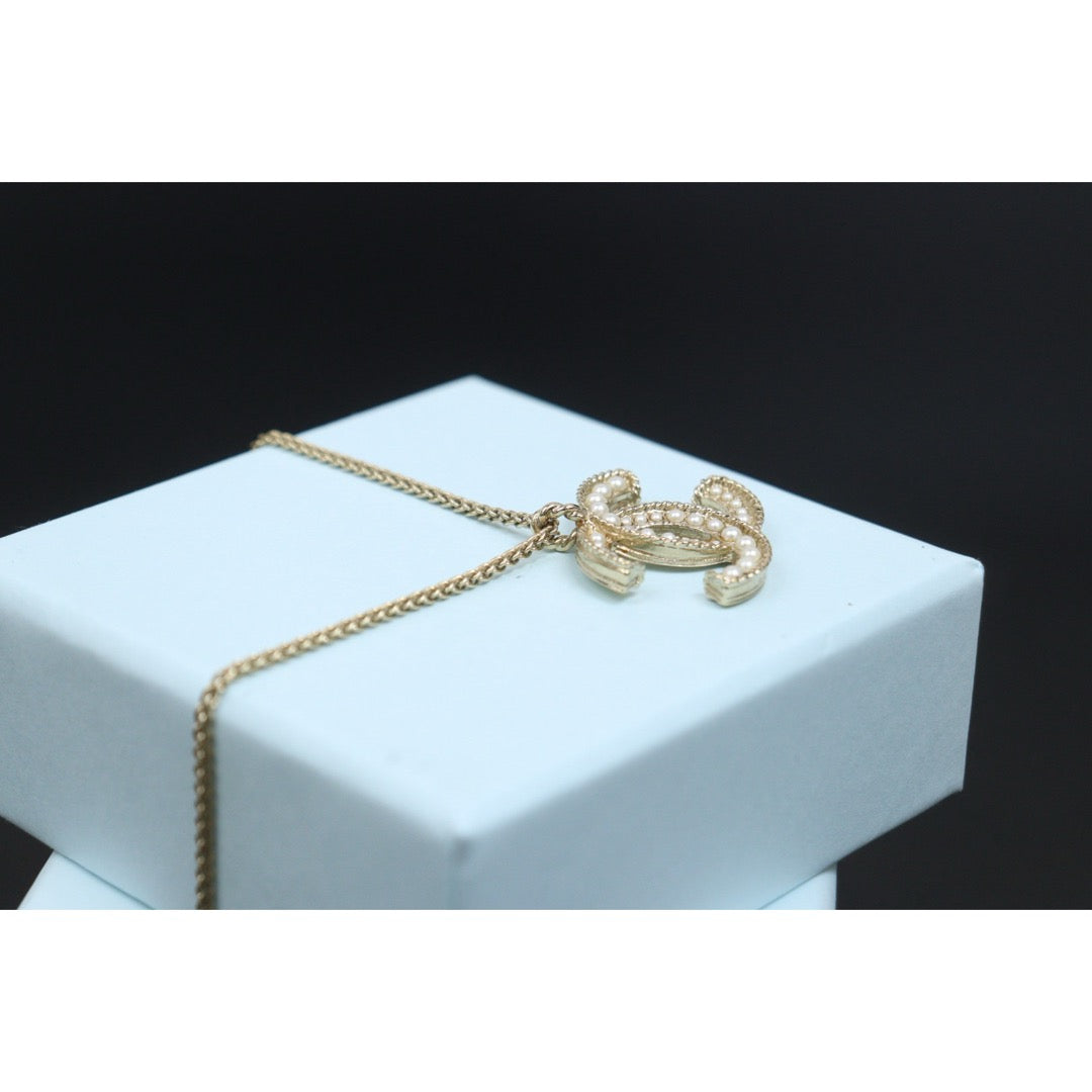 Include Authentic Detective Certificate of Authenticity｜Very Good ( Rank A) ｜ CHANEL A20V  Coco Mark  Pearl  Necklace｜S26031002