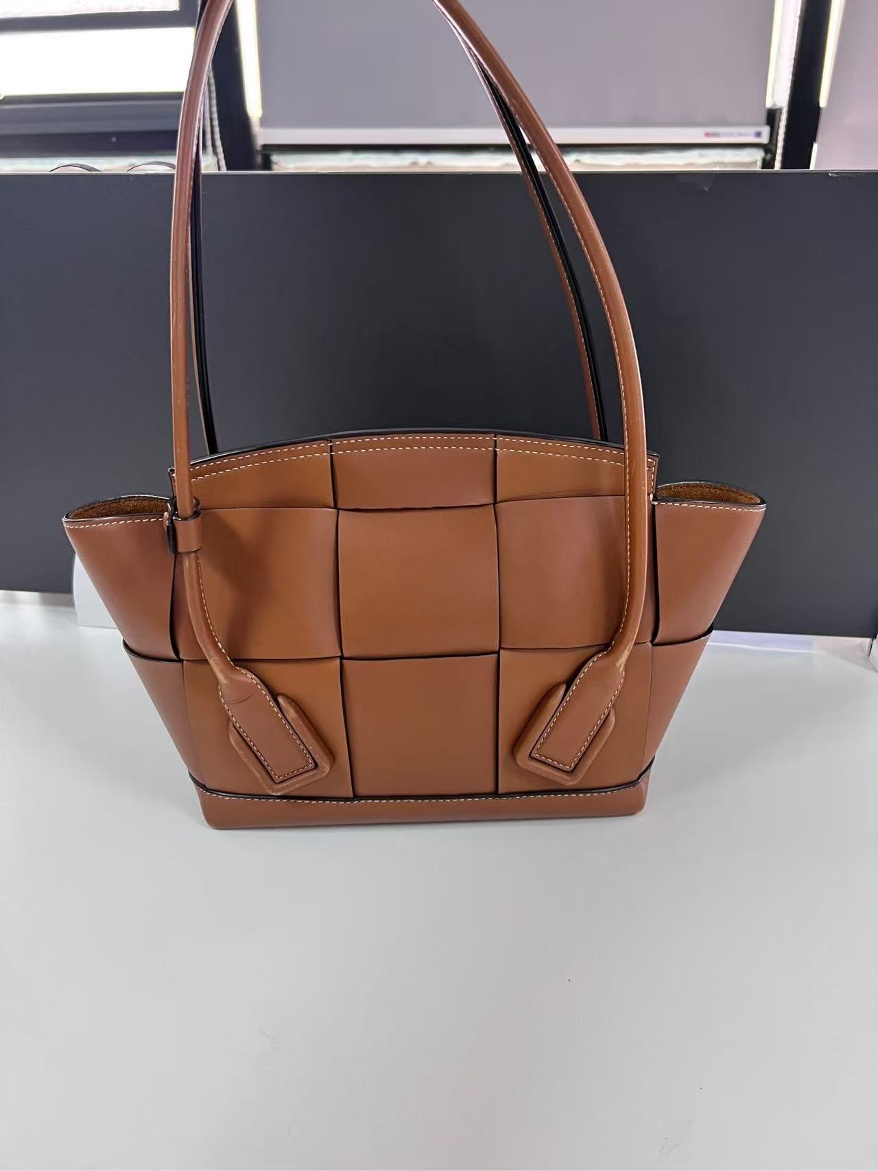 Bottega Veneta arco 33 Bag