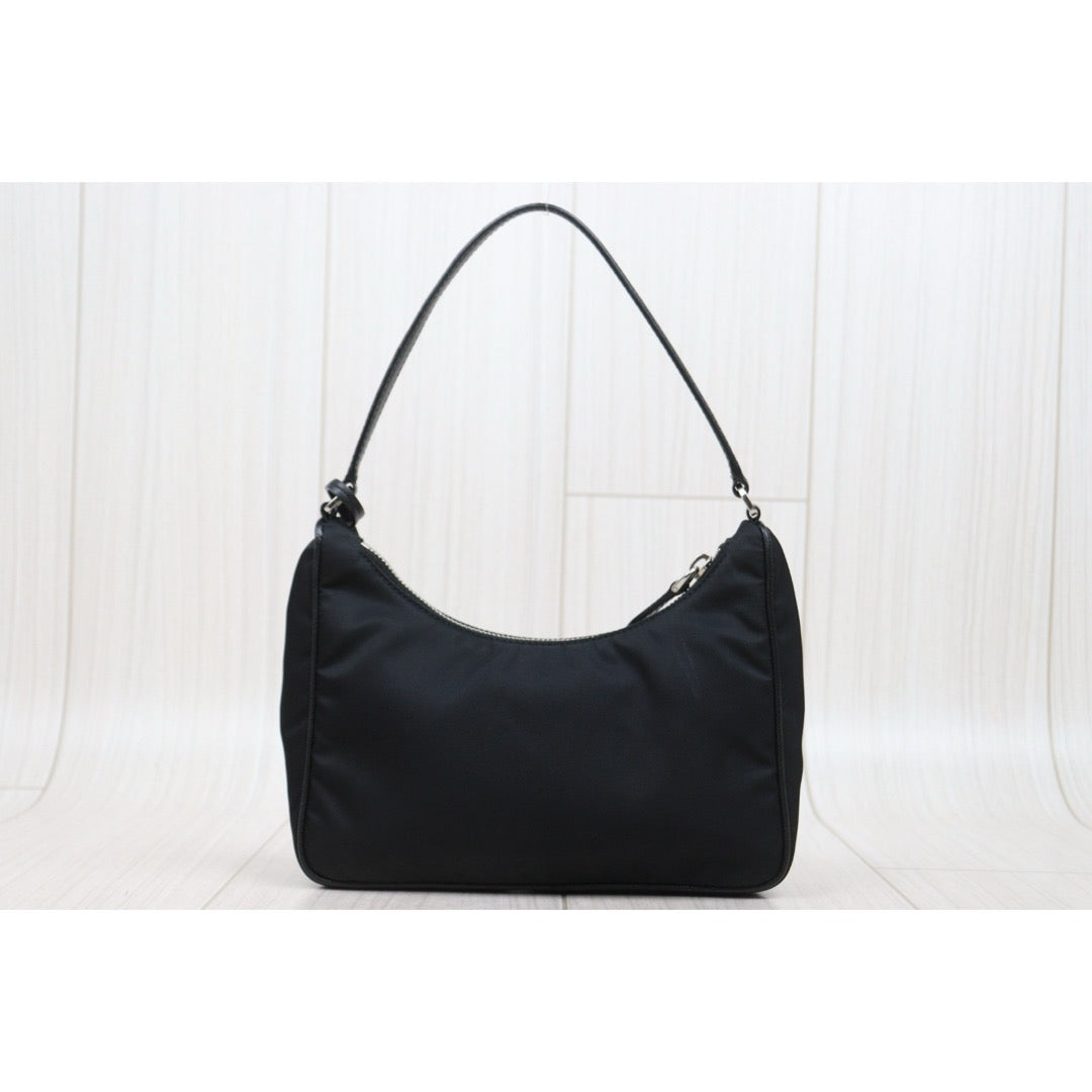 Very Good ( Rank A) ｜ PRADA Re-Edition 2005 HOBO HandBag Black｜S25101608