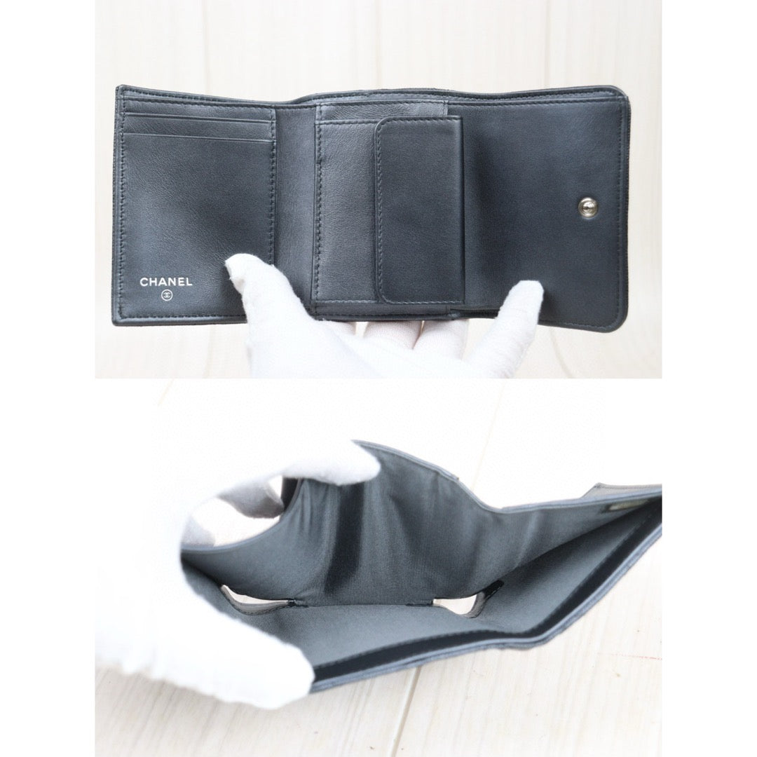 Very Good ( Rank A) ｜CHANEL Caviar Skin Leather Calf Leather  Wallet Grey Made In 2017-2018 Year｜24121917