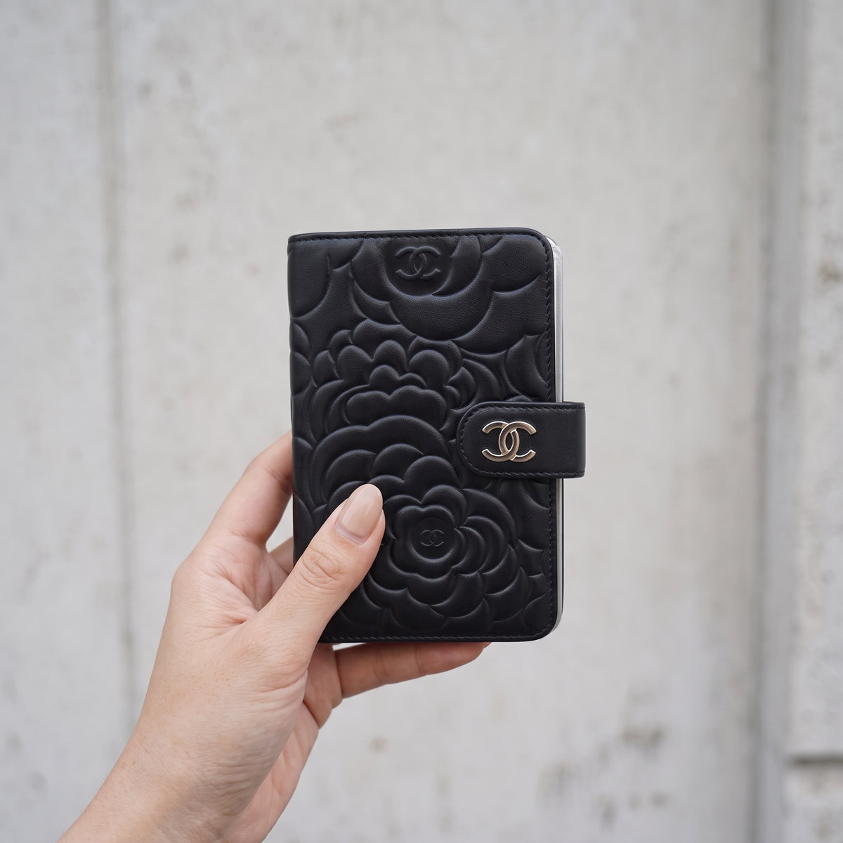 Include Entrupy Certificate of Authenticity｜Very Good ( Rank A)｜CHANEL Lambskin Camellia Embossed Flap Black Wallet Made In 2012-2013Year｜X26062909