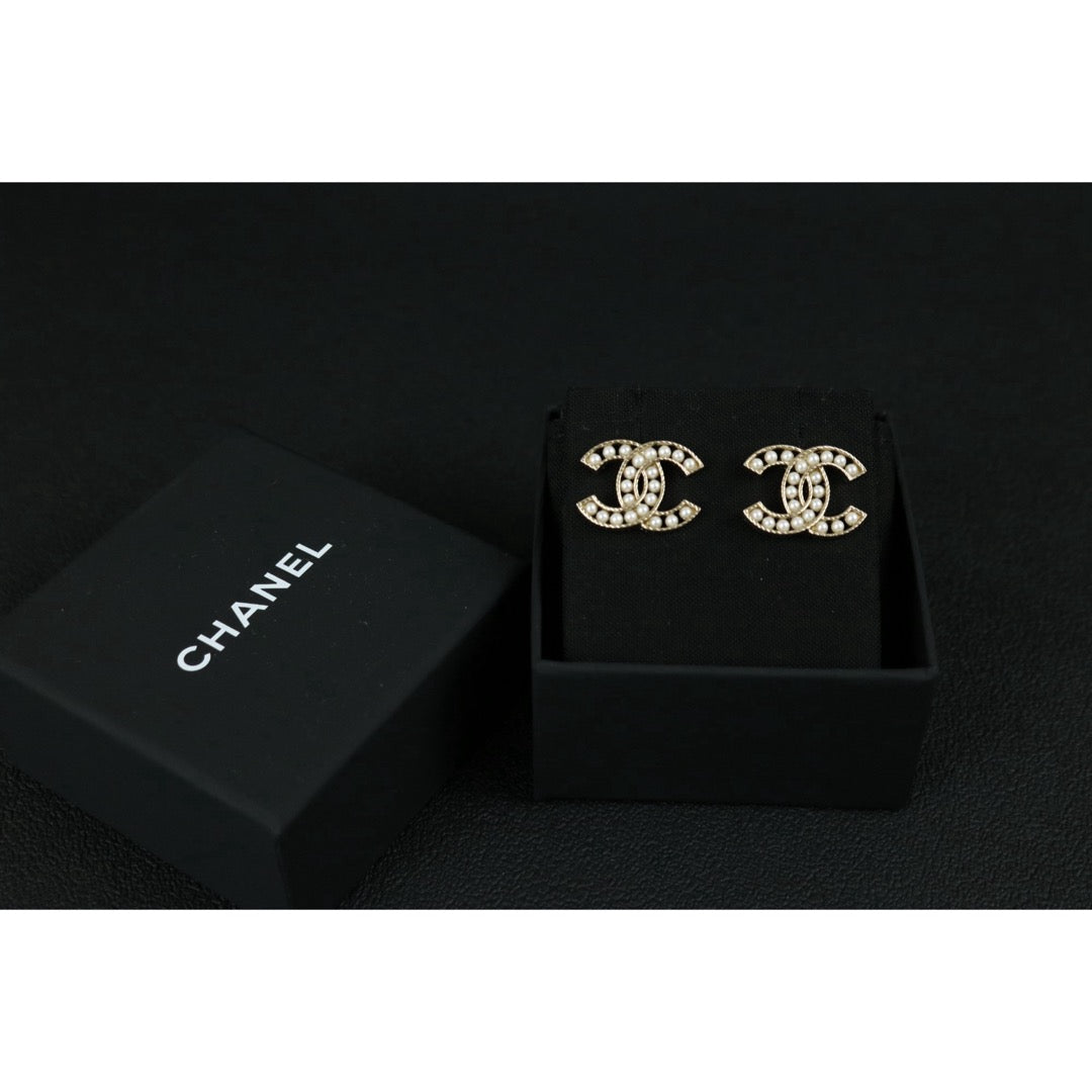 Include Authentic Detective Certificate of Authenticity｜Very Good ( Rank A) ｜CHANEL A21B Coco Mark Pearl Earrings Made In 2021Year ｜S26051505
