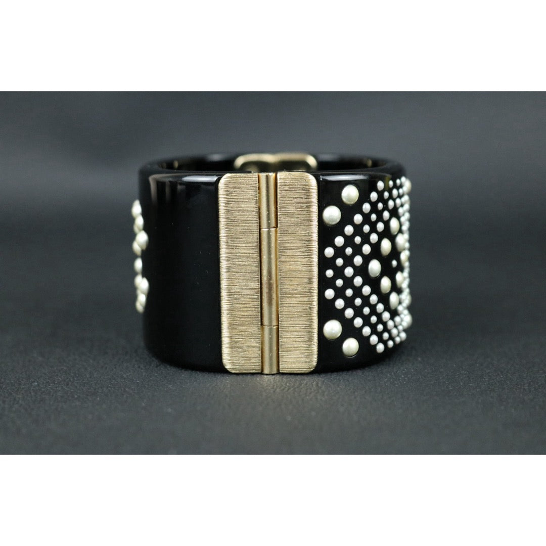 Include Authentic Detective Certificate of Authenticity｜Very Good ( Rank A) ｜ CHANEL Coco Mark Pearl Acrylic Bracelet ｜S26053004
