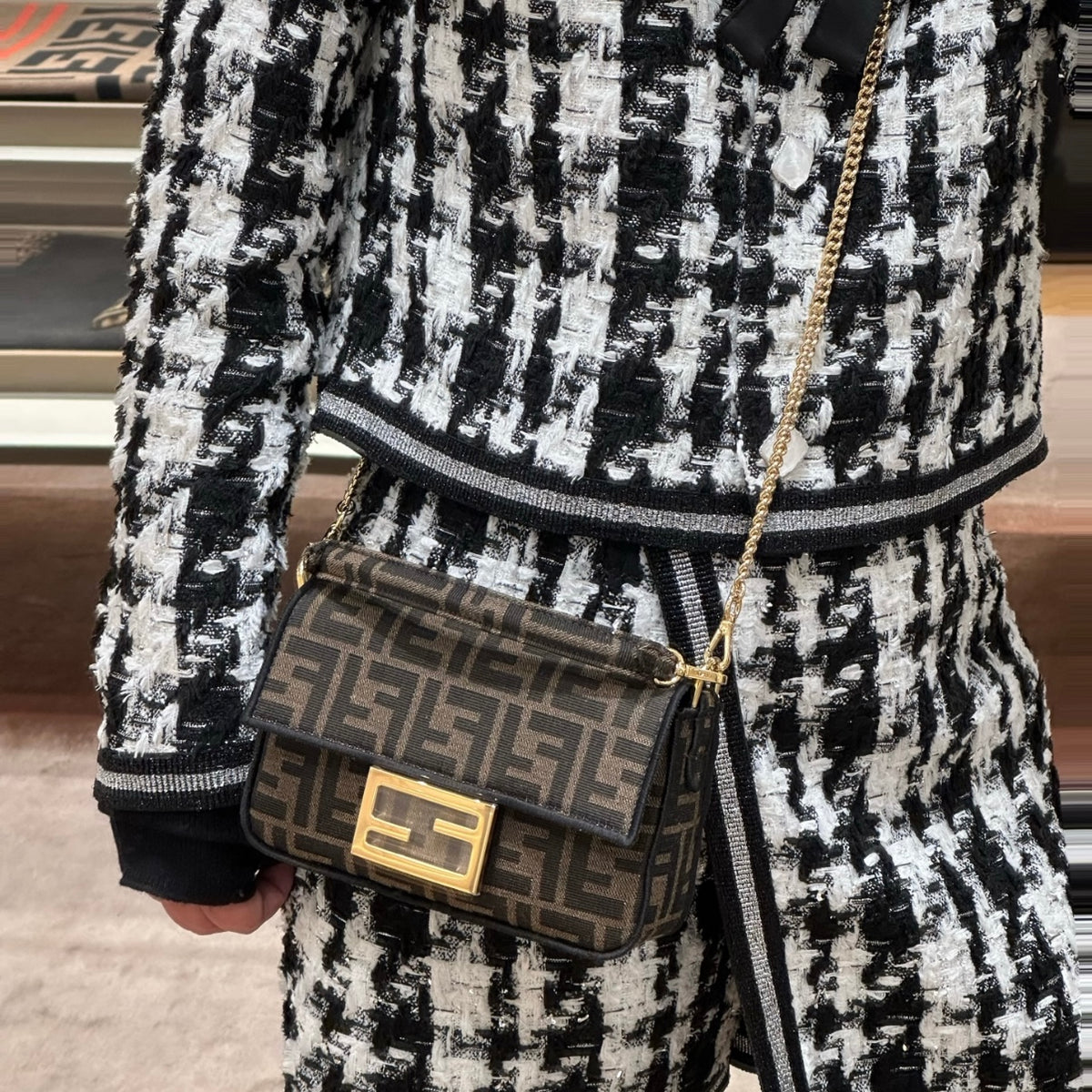 Include Entrupy Certificate of Authenticity｜Very Good ( Rank A)｜ FENDI Mamma Baguette Shoulder Bag  PM Gold Hardware Current Model｜S26090803