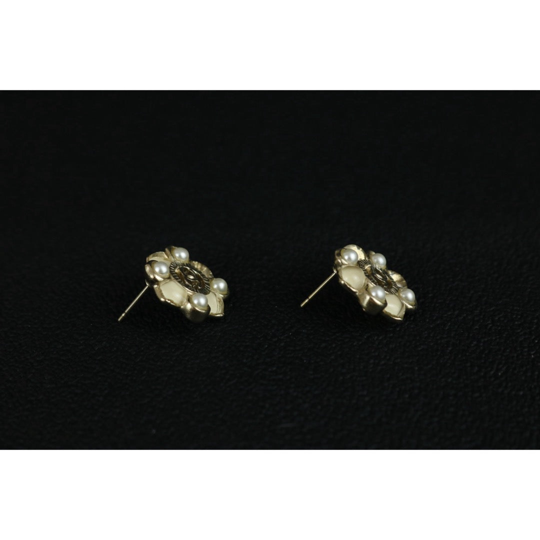 Include Authentic Detective Certificate of Authenticity｜Very Good ( Rank A) ｜CHANEL A16P Coco Mark Pearl Earrings Made In 2016Year ｜X25040602