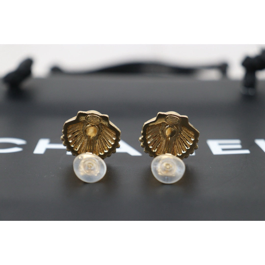 Very Good ( Rank A)  ｜CHANEL Shell Rhinestone  Earrings ｜P24110117