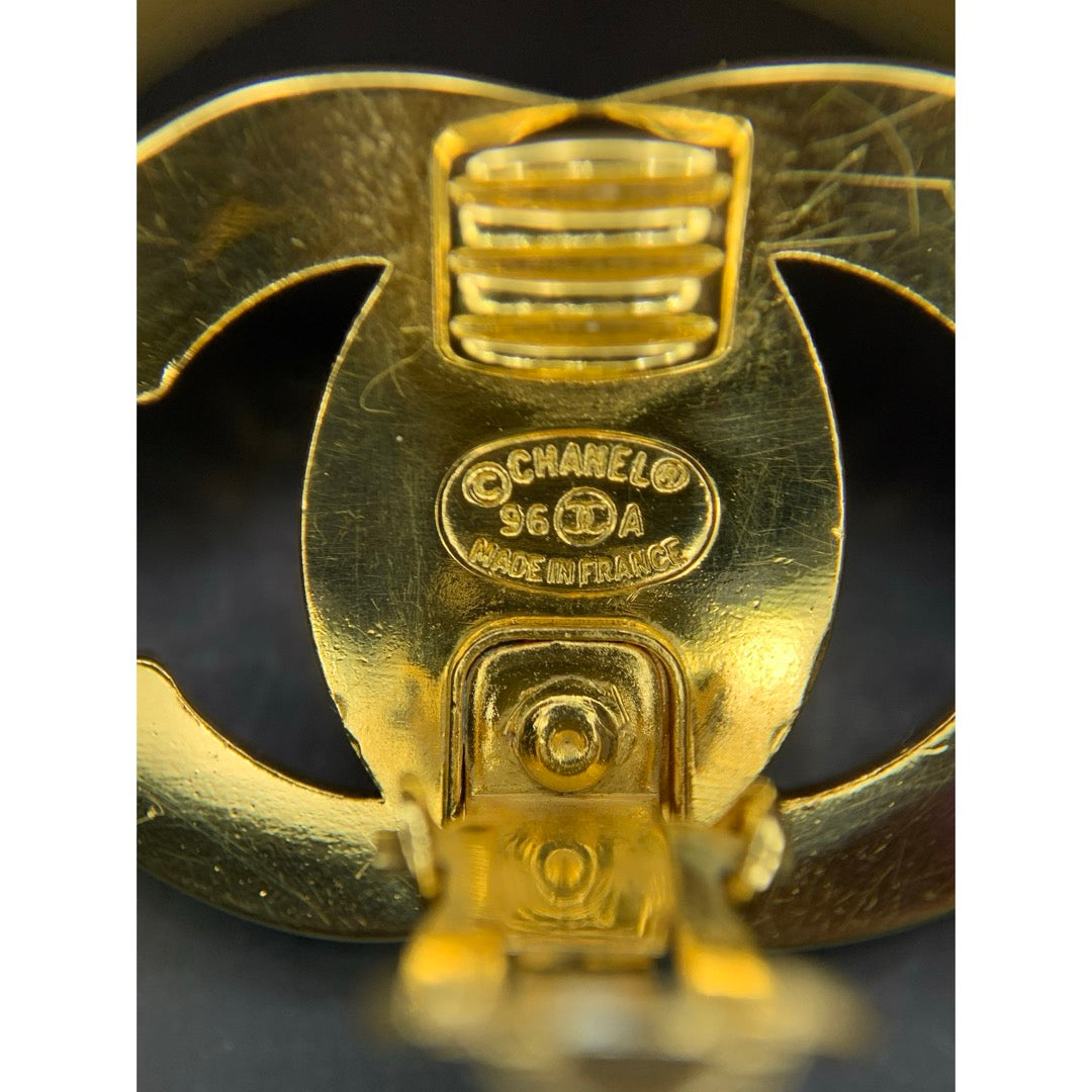 Include Authentic Detective Certificate of Authenticity｜Very Good ( Rank A) ｜CHANEL 96A Vintage 18K Gold Plating Earrings Made In 1996 Year GM｜26031908