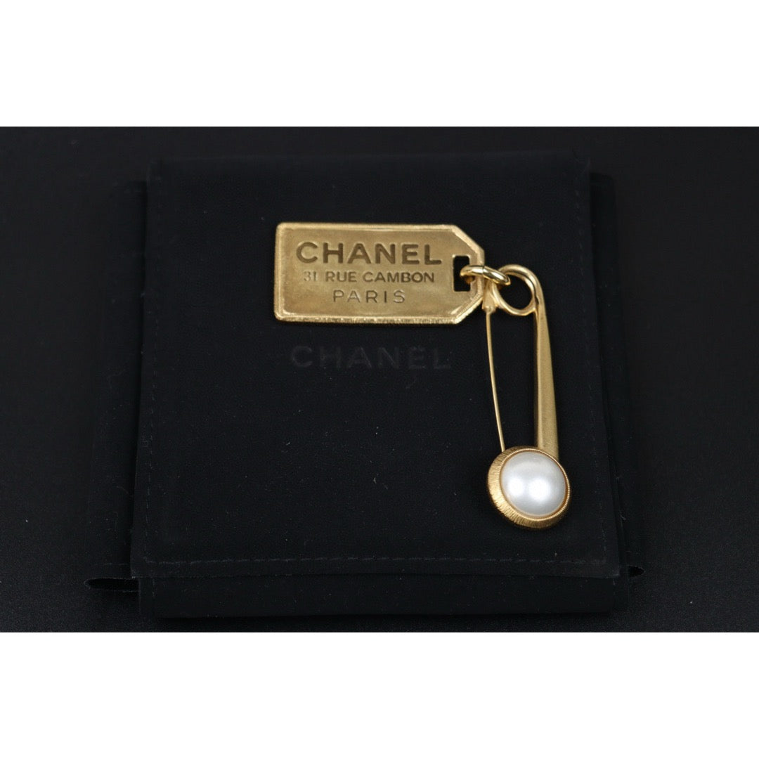 Very Good ( Rank A)｜ CHANEL Gold Logo Plated Pearl Brooch ｜Q25012307