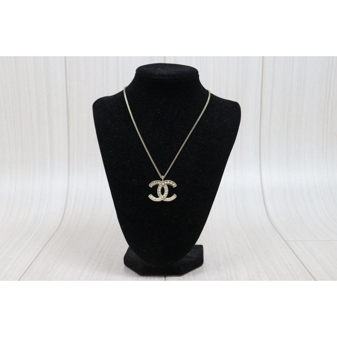 Include Authentic Detective Certificate of Authenticity｜Very Good ( Rank A) ｜ CHANEL A20V  Coco Mark  Pearl  Necklace｜S26031002