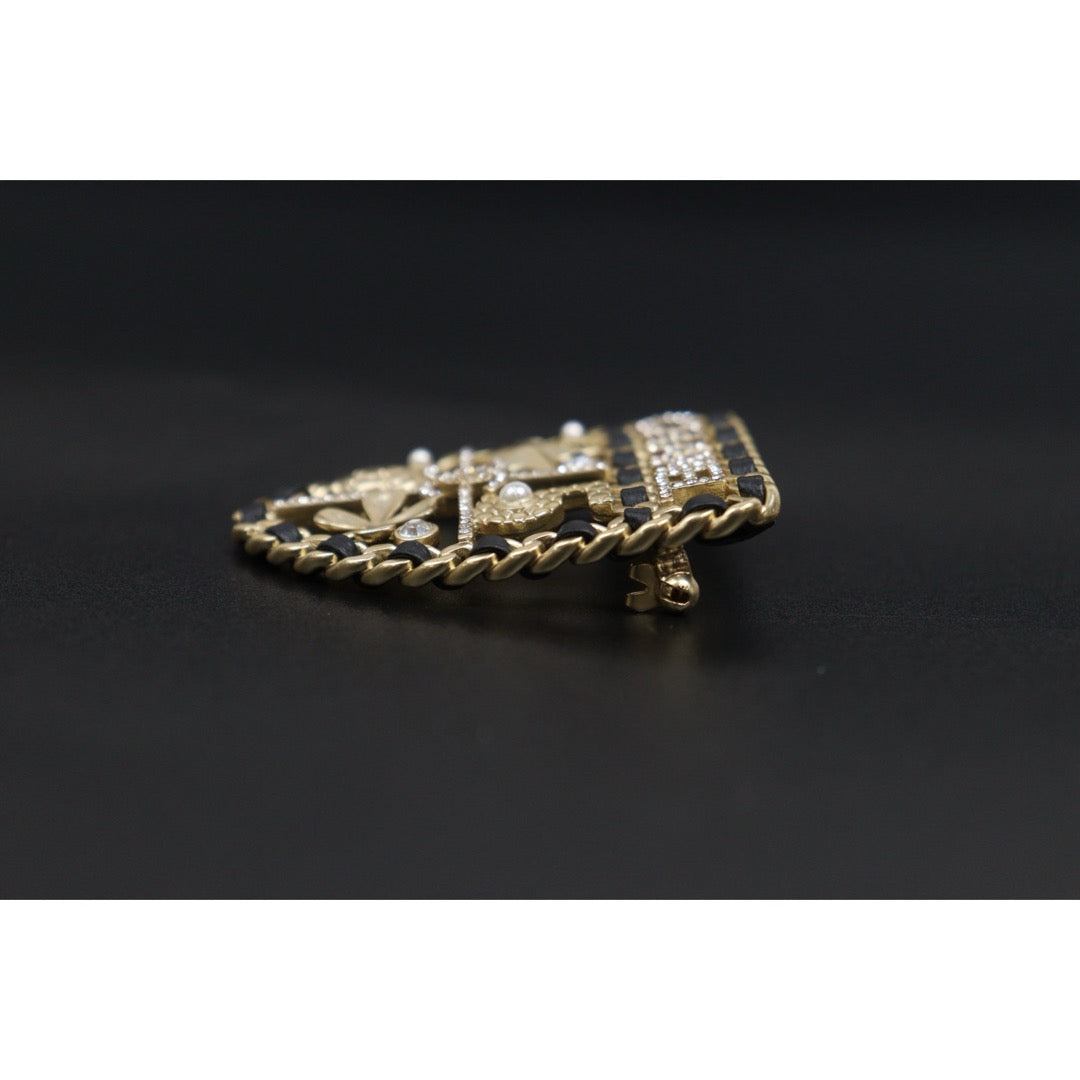 Include Authentic Detective Certificate of Authenticity｜Very Good ( Rank A)｜ CHANEL 21A Coco Mark Shield Brooch Made In 2021Year ｜26052007