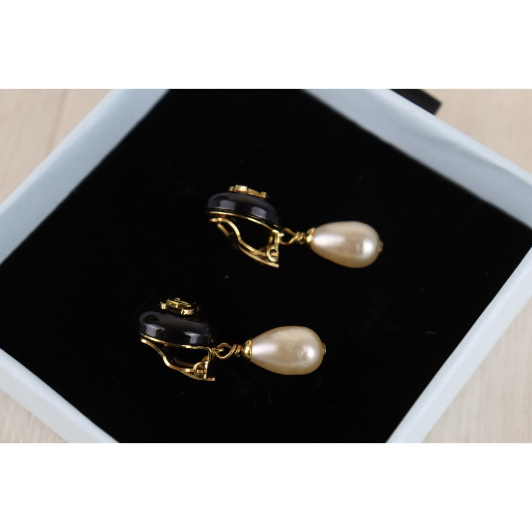 Include Authentic Detective Certificate of Authenticity｜Very Good ( Rank A) ｜CHANEL 94A COCO Mark  Water Drop Pearl Earrings Made In 1994Year｜26021912
