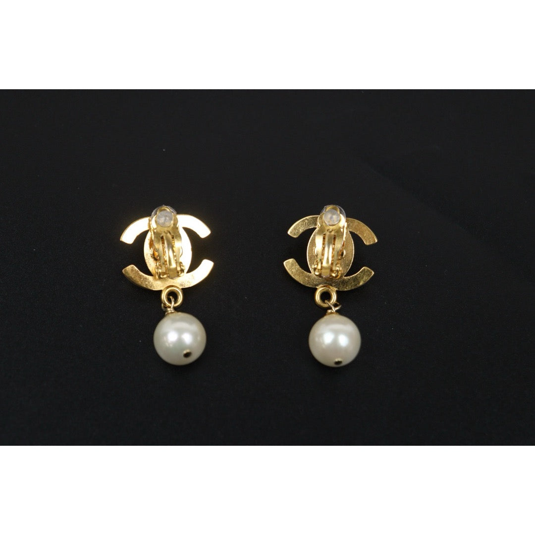 Very Good ( Rank A) ｜CHANEL 96A 18K Gold Plating Pearl Earrings Made In 1996 Year｜25122304