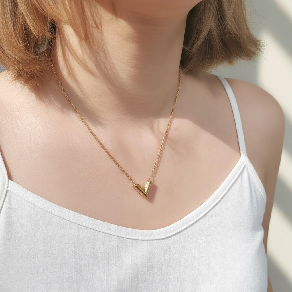 Include Authentic Detective Certificate of Authenticity｜Very Good ( Rank A) ｜  Louis Vuitton Collier Essential V Necklace ｜26041306