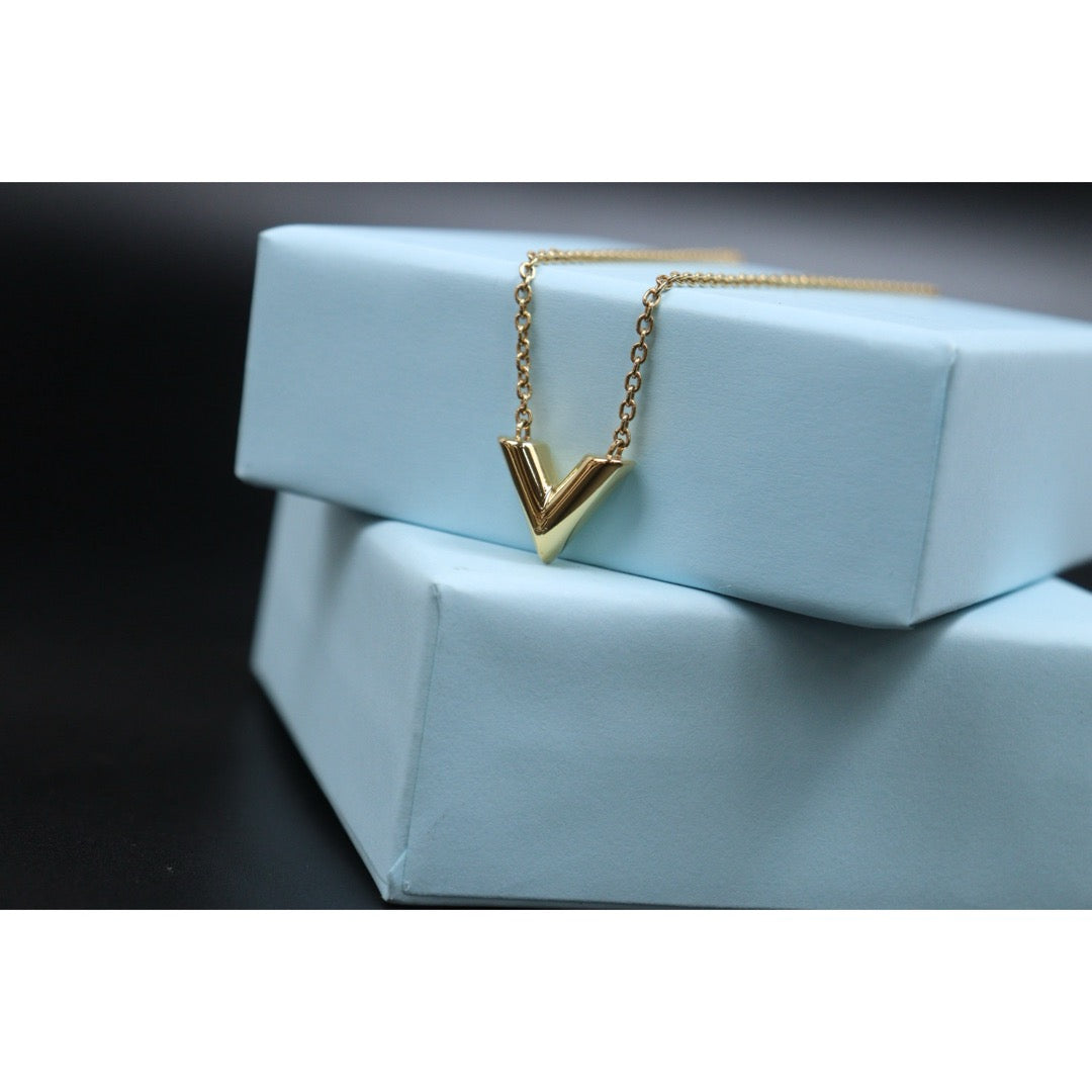 Include Authentic Detective Certificate of Authenticity｜Very Good ( Rank A) ｜  Louis Vuitton Collier Essential V Necklace ｜26041306