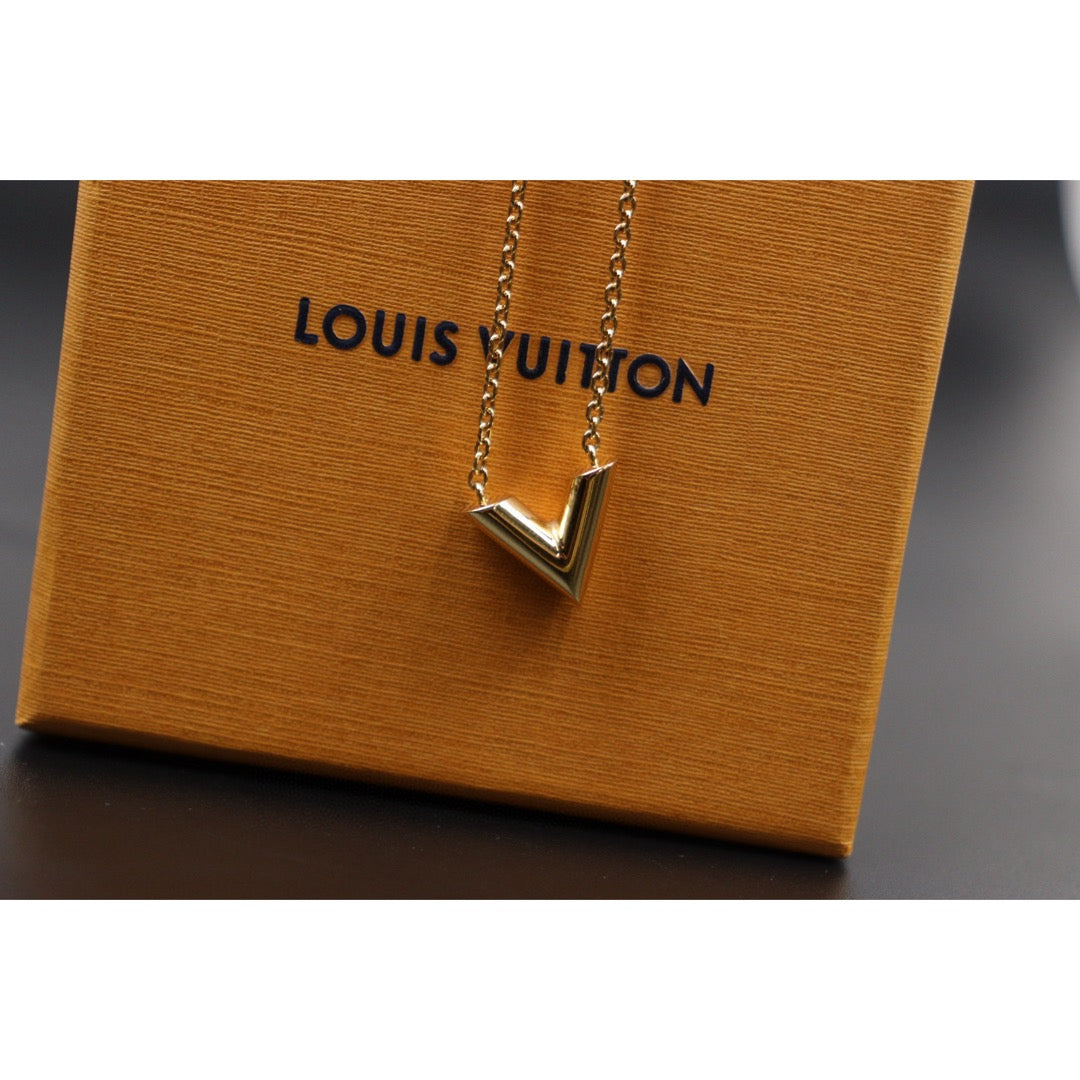 Excellent（Rank SA）｜ LV Collier Essential V Necklace ｜25032707