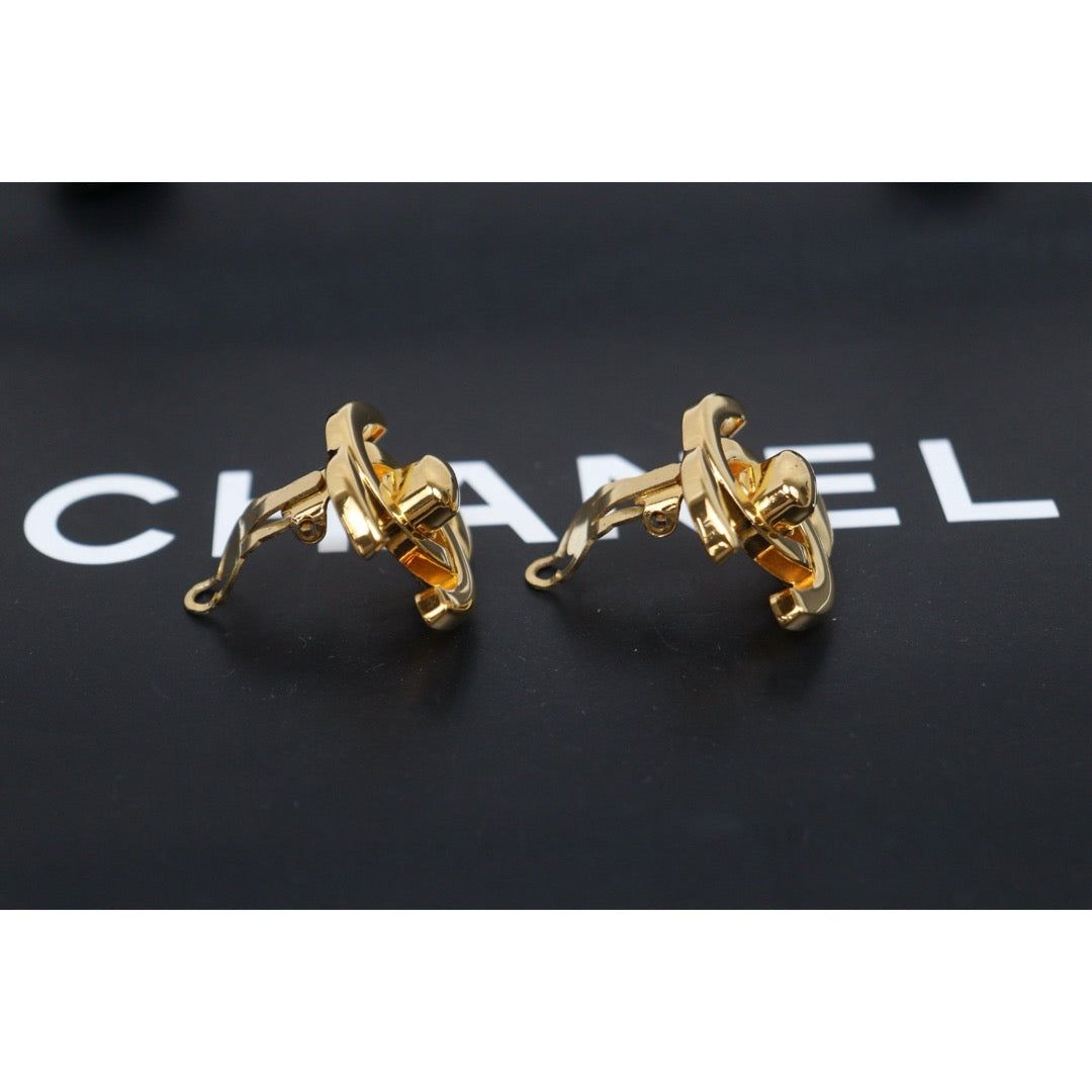 Include Authentic Detective Certificate of Authenticity｜Very Good ( Rank A) ｜CHANEL 96A Vintage 18K Gold Plating Earrings Made In 1996 Year GM｜26031908