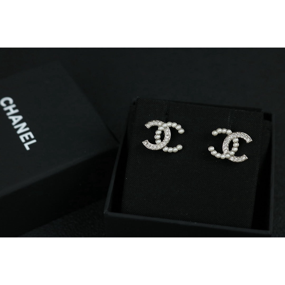 Include Authentic Detective Certificate of Authenticity｜Very Good ( Rank A) ｜CHANEL B24S COCO Mark Pearl Rhinestone Earrings Made In 2024Year｜S26061603