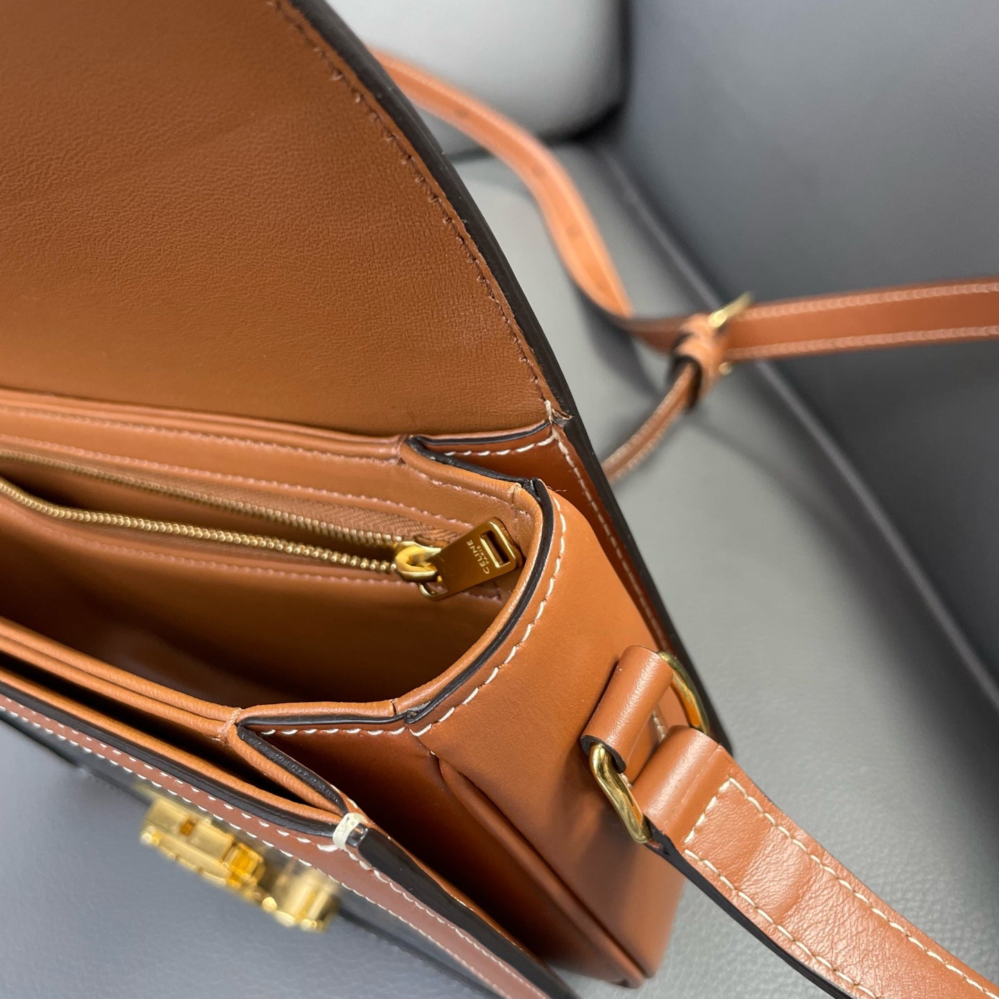 Very Good ( Rank A) ｜ CELINE Triomphe Teen Shoulder Bag