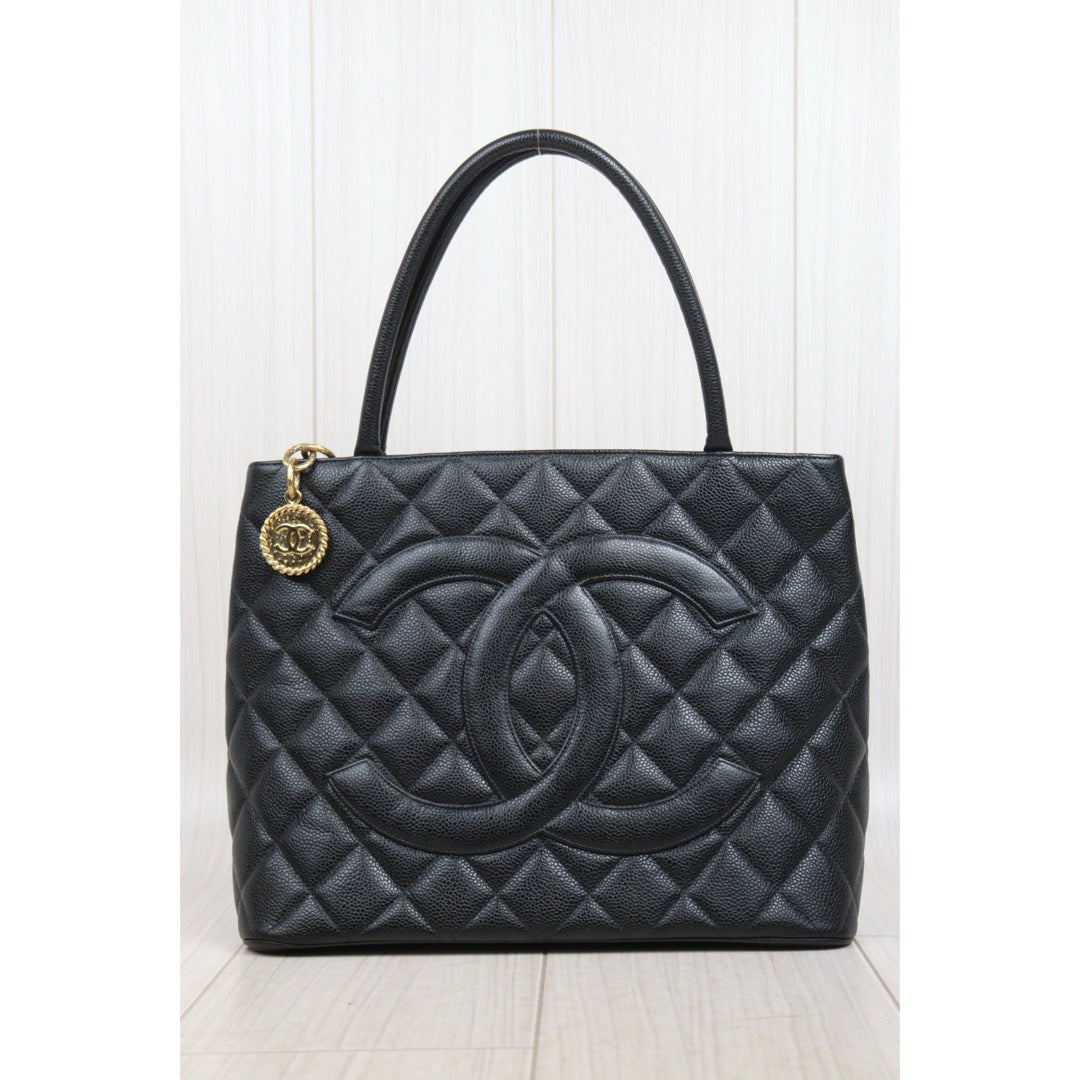 Very Good ( Rank A) ｜ CHANEL Caviar Skin Calf Leather Tote Bag Black Made In 2002～2003 Year｜25090402