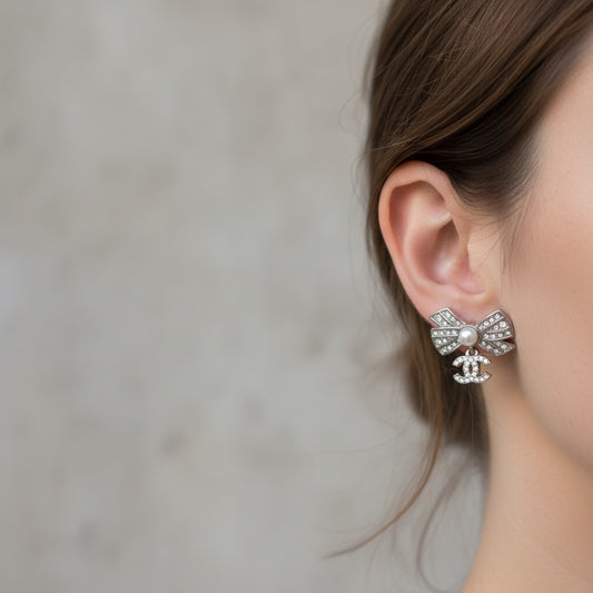 Include Authentic Detective Certificate of Authenticity｜Very Good ( Rank A) ｜CHANEL A22P COCO Mark Bow Pearl Rhinestone Earrings Made In 2022 Year｜S26071001