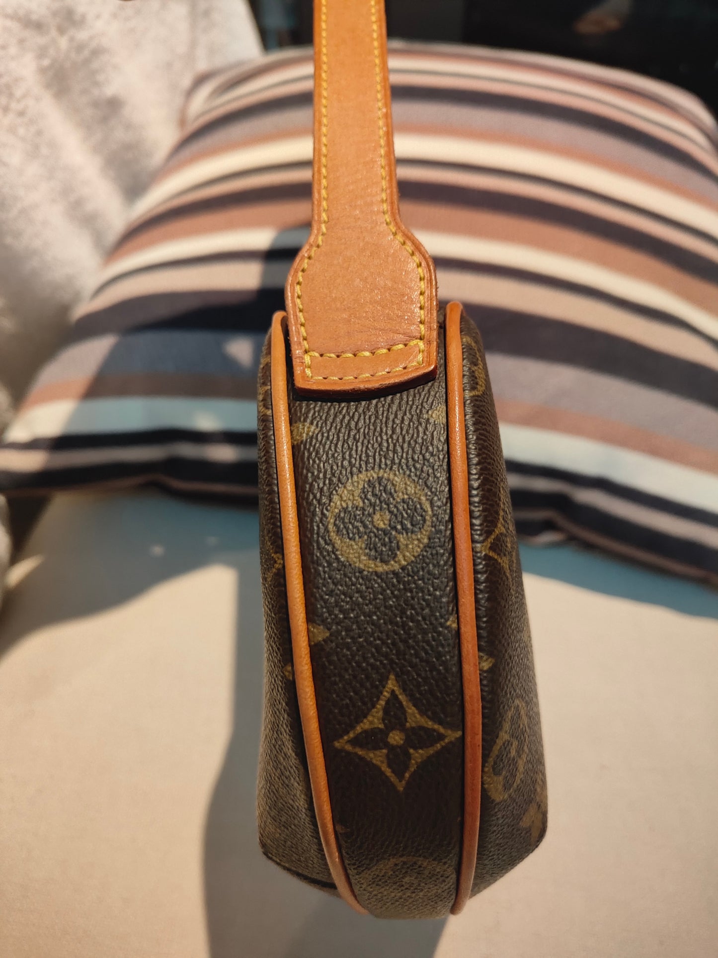 Good ( Rank AB)｜LV Monogram Pochette Croissant Shoulder Bag