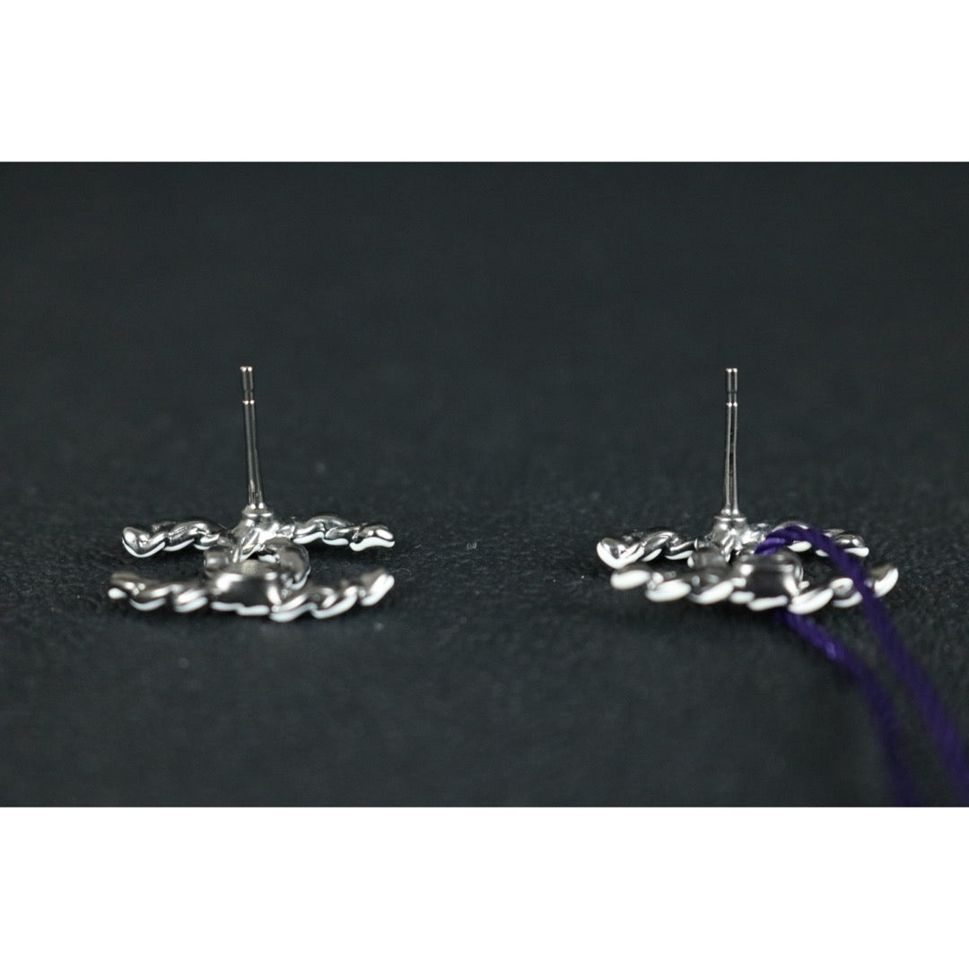 Include Authentic Detective Certificate of Authenticity｜Very Good ( Rank A) ｜ CHANEL A22P Coco Mark  White Enamel Earrings Made In 2022Year ｜S26013102