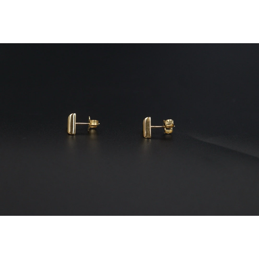 Include Authentic Detective Certificate of Authenticity｜Very Good ( Rank A) ｜ Louis Vuitton Collier Essential V Earrings ｜26042007
