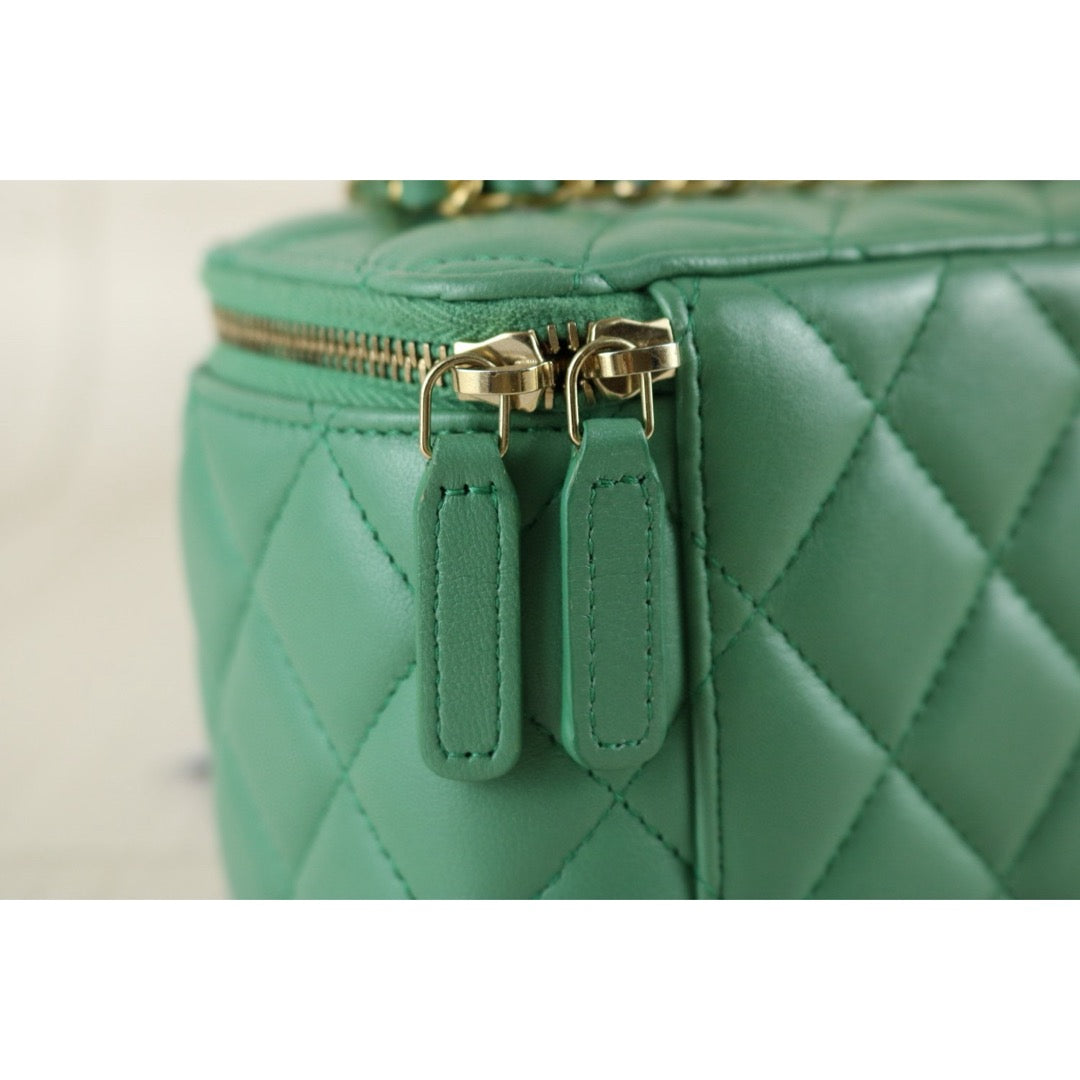 Very Good ( Rank A)｜ CHANEL Matrasse Lamb Skin Vanity Shoulder Bag Green｜R24111208