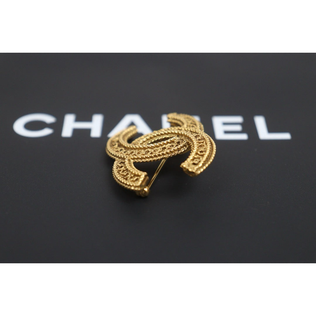 Include Authentic Detective Certificate of Authenticity｜Very Good ( Rank A)｜ CHANEL Vintage Coco Mark Engraved Brooch ｜26062905